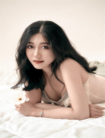 《往哪里躲？》电影与电视剧比较：媒介差异与叙事特点